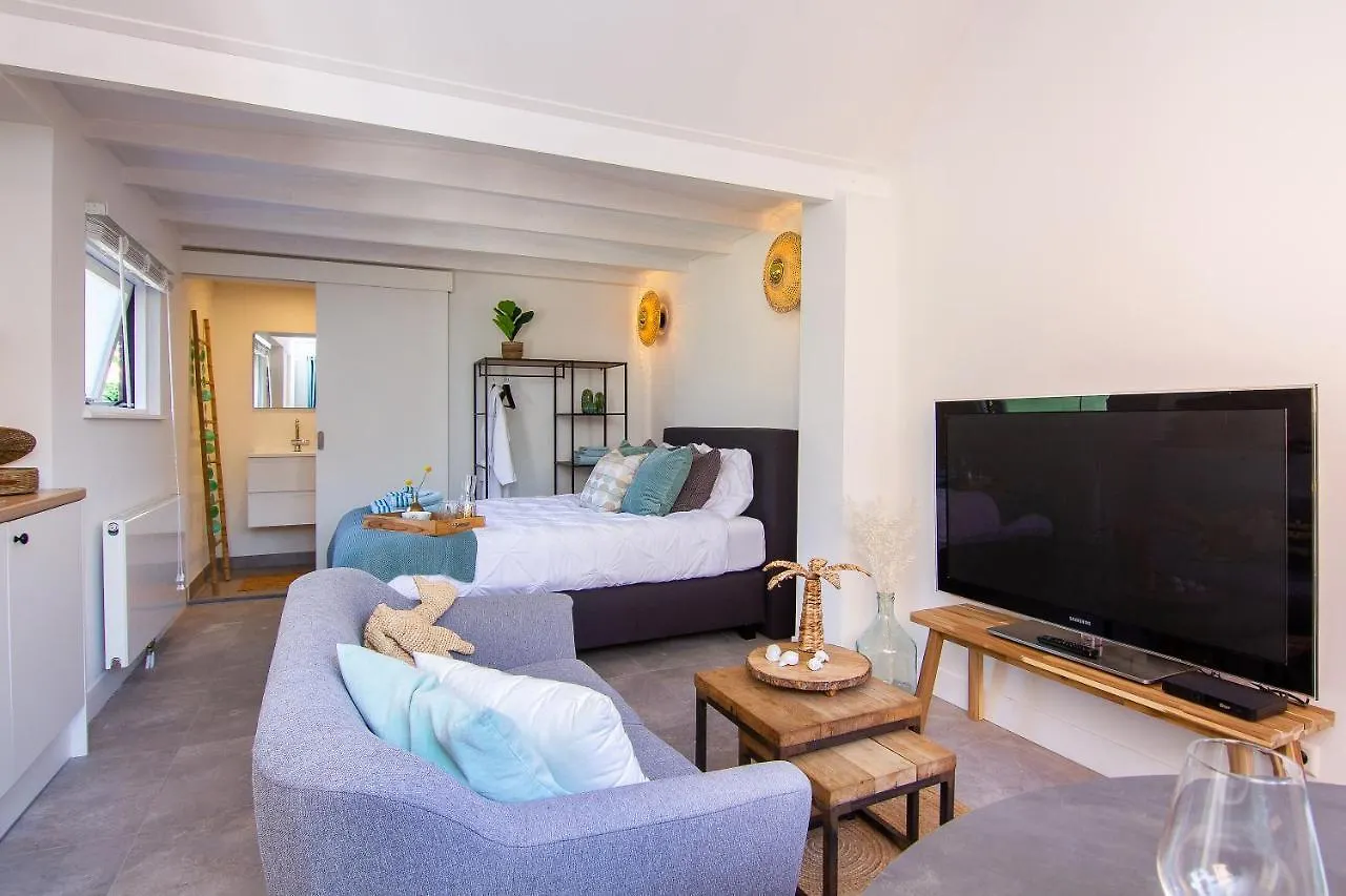 Coast Guesthouse의 연락처